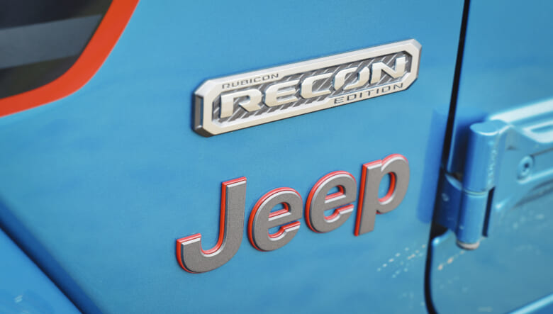 【’20 JEEP WRANGLER UNLIMITED RUBICON】鮮やかなブルーにレッドが差し色の、ルビコン限定車。