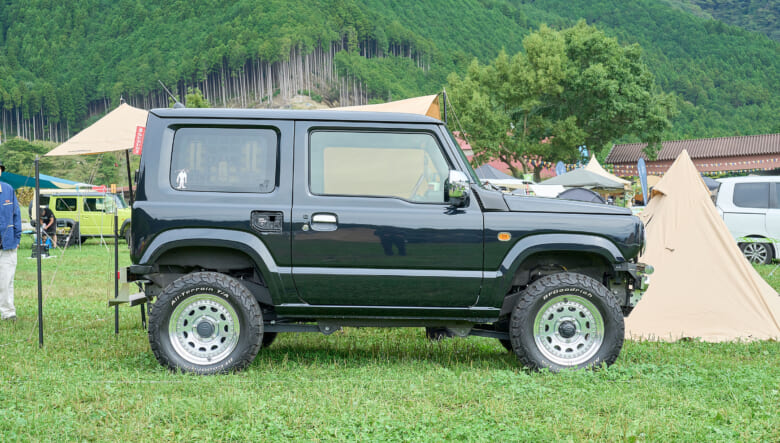 【’22 JIMNY JB64】アメ車を彷彿とさせる、レトロなシルバーパーツ。