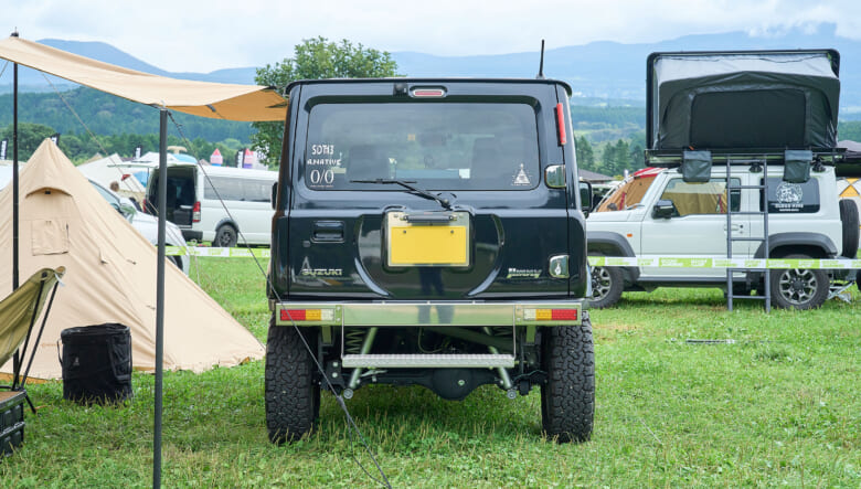 【’22 JIMNY JB64】アメ車を彷彿とさせる、レトロなシルバーパーツ。