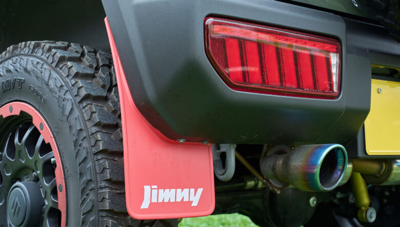 【’22 JIMNY JB64】特徴的な吊り目グリルと、レッドの差し色がポイント。