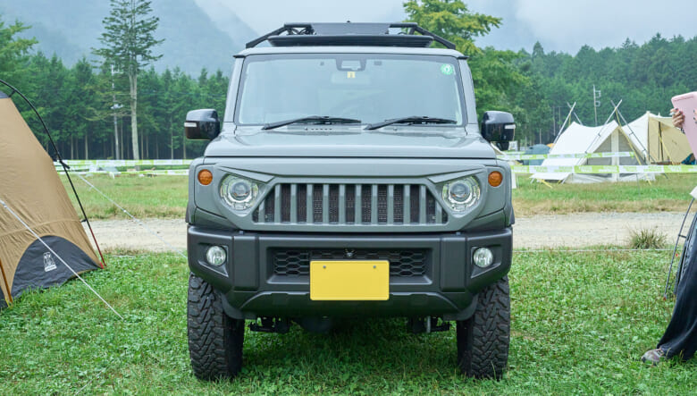 【’22 JIMNY JB64】特徴的な吊り目グリルと、レッドの差し色がポイント。