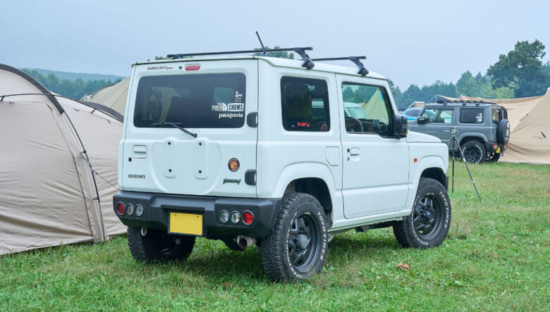 【’18 JIMNY JB64】汚れすらもサマになる白は、乗った瞬間、遊びモードに。