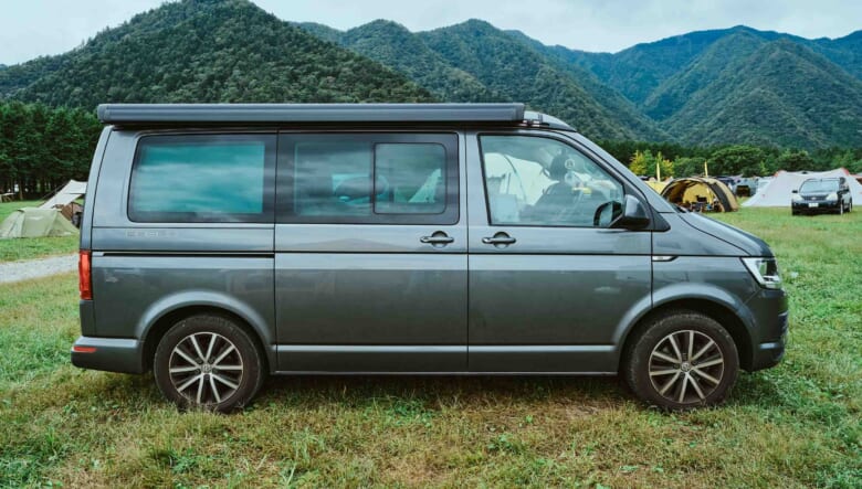 【’19 VOLKSWAGEN T6 CALIFORNIA】ルーフを上げた広々空間で家族とバンライフを満喫。