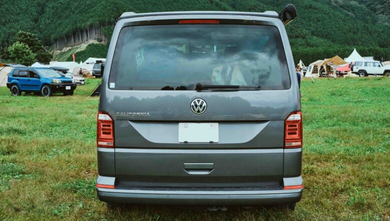 【’19 VOLKSWAGEN T6 CALIFORNIA】ルーフを上げた広々空間で家族とバンライフを満喫。