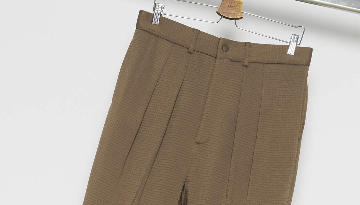 上品スラックスにポーラテックを採用⁉︎ NEATの新作は、意表突くMIX感