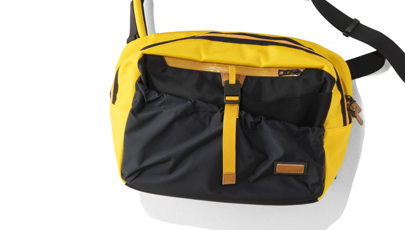 マスターピースの新シリーズ「Scramble」に注目。マルチカラーで魅せる