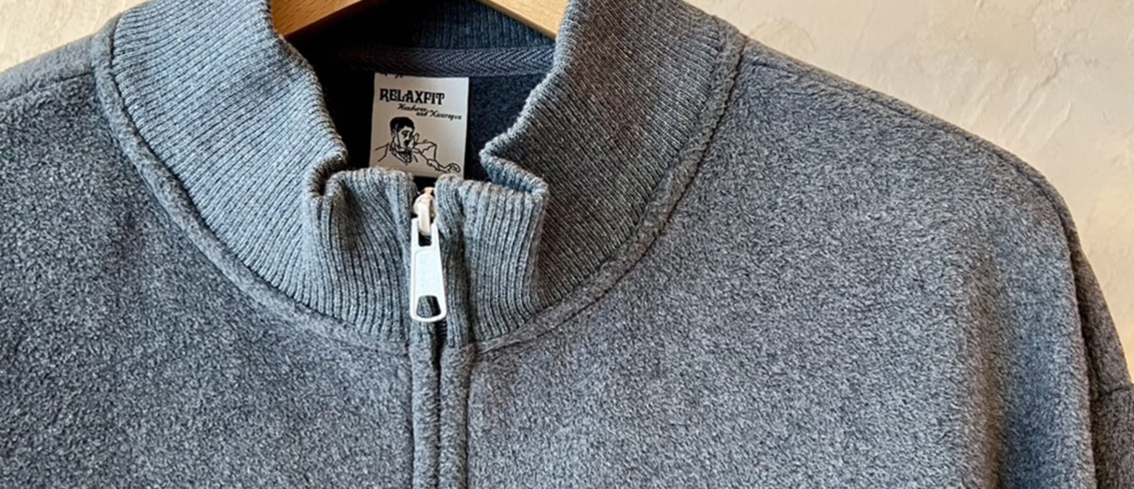 リラックスフィットの新作は、品よく着られるオトナ顔フリース