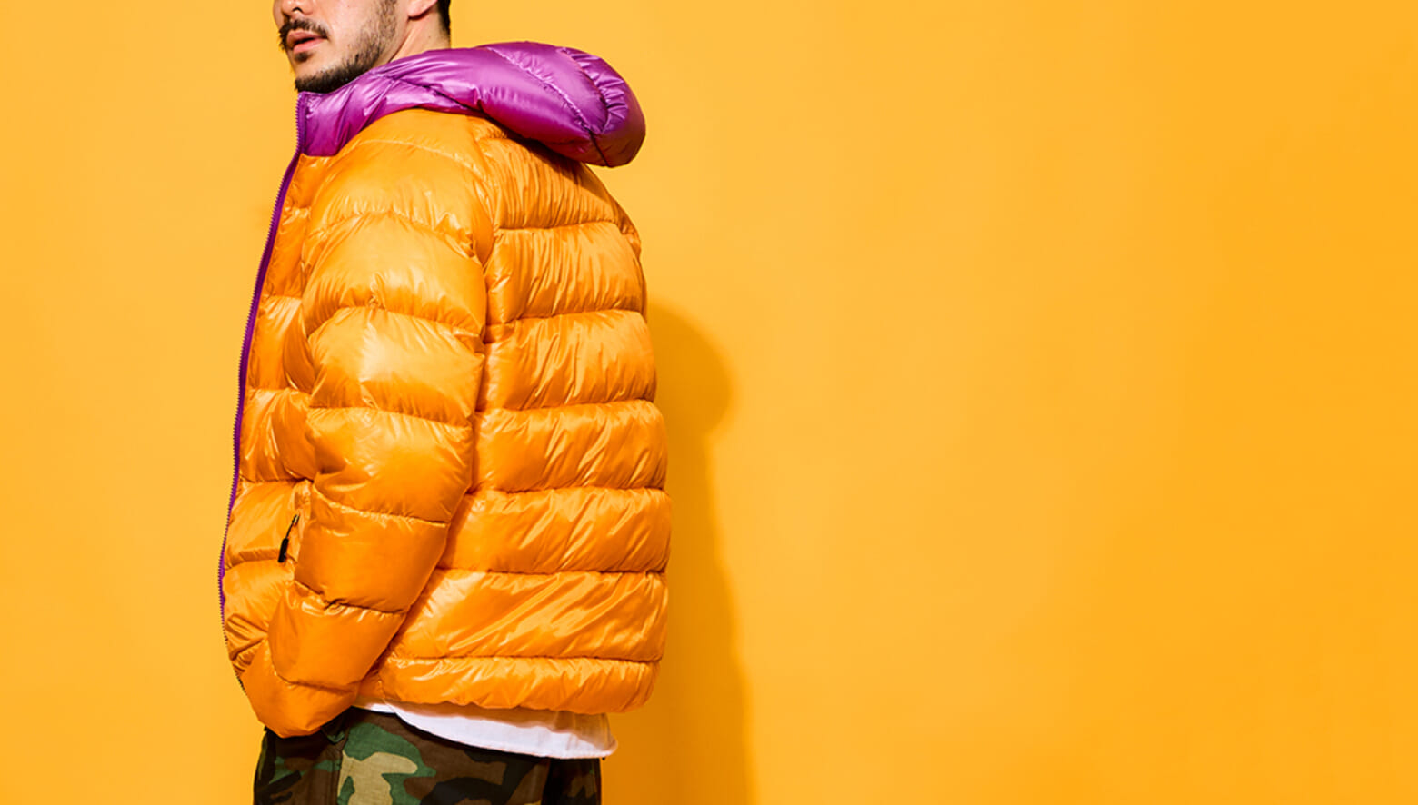 ナンガ×トレイルバムの新作ダウンパーカは、鮮烈カラーがソソる軽快