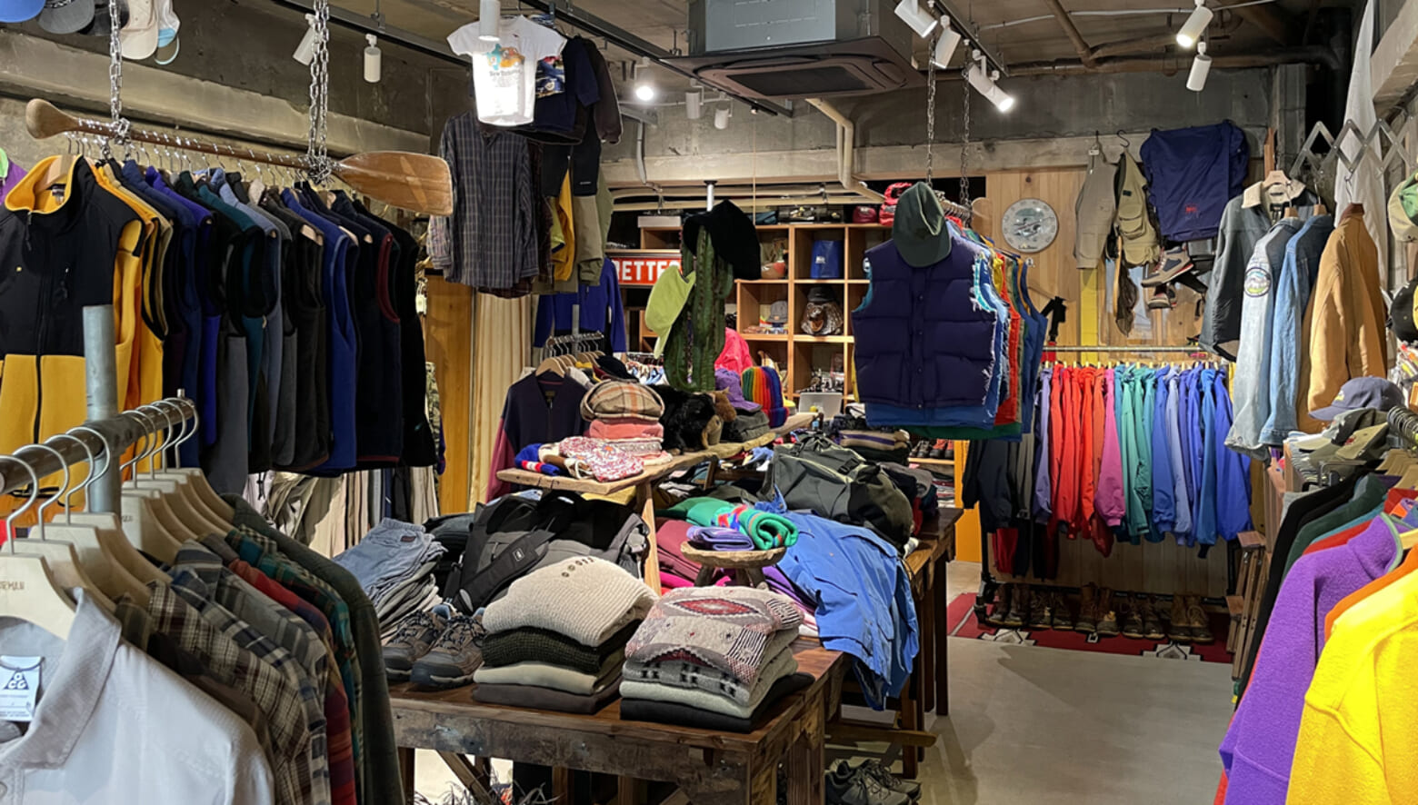 この冬気になるアウトドア古着を、大阪の名店でDIG。編集部的“推し”な