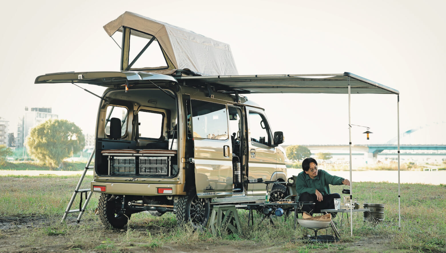 リフトアップしてキャンプ仕様に仕上げた軽バンは、身軽なソロ旅にも