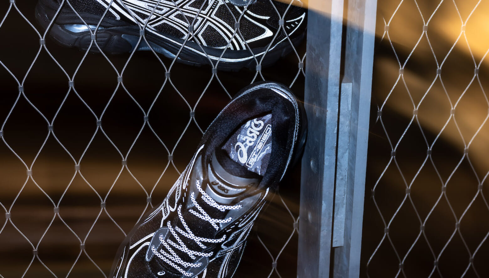 アシックス スポーツスタイルの最新アトモス別注は黒ボディに