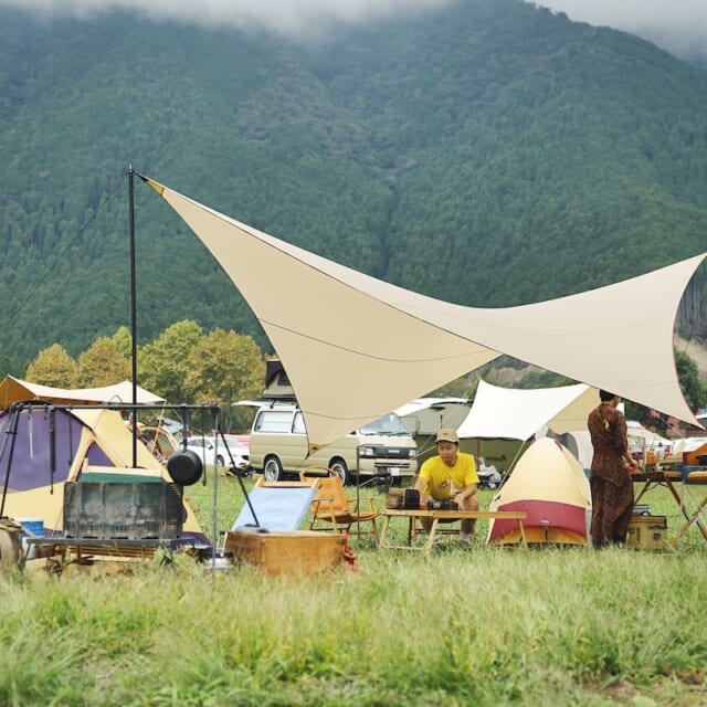 ヴィンテージ幕に囲まれて、優しいトーンのゆったりベース。（GO OUT