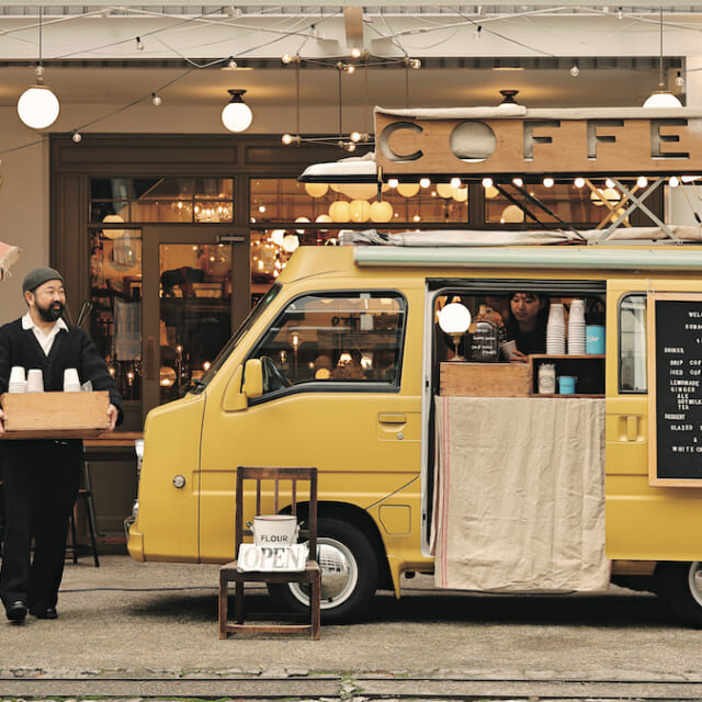 キッチンカー　希少車両 インパクト大のリフトアップルーフを備えたコンパクトなキッチンカーを