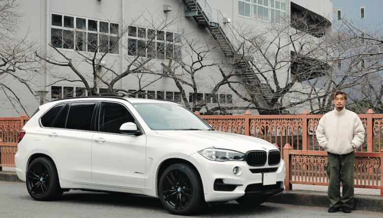 元祖スポーツユーティリティビークルX5の4代目。モノトーンで統一されたボディは、都内の狭い道や駐車場でも困らないコンパクトさが◎。ディーゼルエンジンのリッター約11kmという燃費の良さもお気に入り。