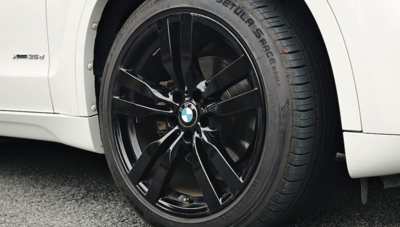 Mスポーツ仕様のホイールに履き替え、20インチにインチアップ。