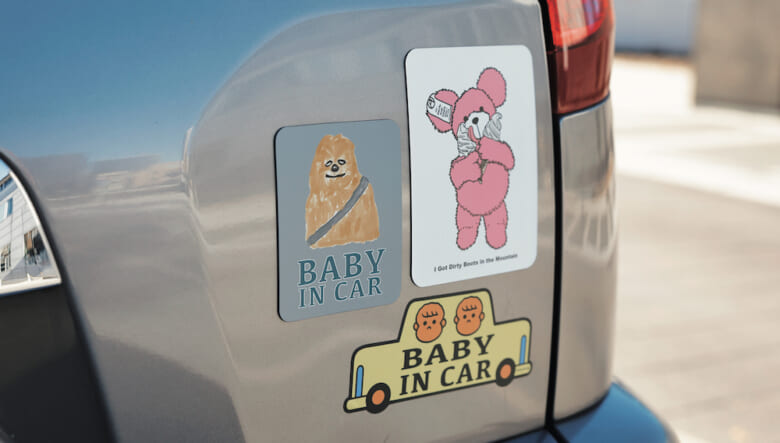 テンプラやマウンテンリサーチのステッカーやマグネットをセット。「子どもが乗るのでキッズ系が増えつつあります」。