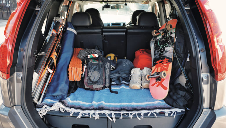 ラゲッジは遊び道具と撮影機材を収納。「登山とスケボーと釣りが好きなので、そのギアを常備しています」。
