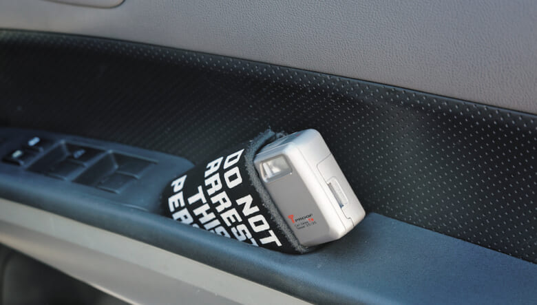 運転中に手に取れる位置には趣味のフィルムカメラ、京セラのTプルーフを常備。「信号待ちのタイミングで撮影したり」。