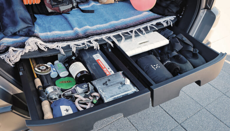 ラゲッジのフロア下の収納も効果的に活用。