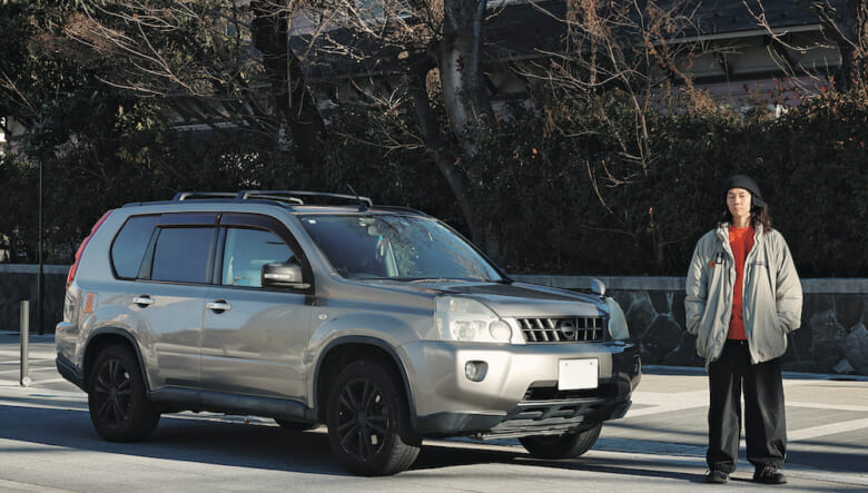 ボディカラーは純正カラーのシルバー。要所をブラックアウトさせているが、それは前オーナーのカスタム。「現状のルックスでも満足しているけど、この雰囲気に合わせてホイールを色落ちした鉄チンにしたいです」。