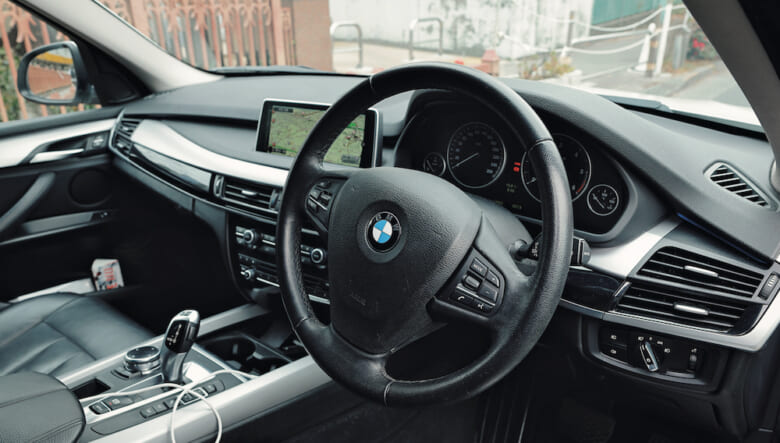 BMWらしいレイヤリング手法を用いたインテリア。