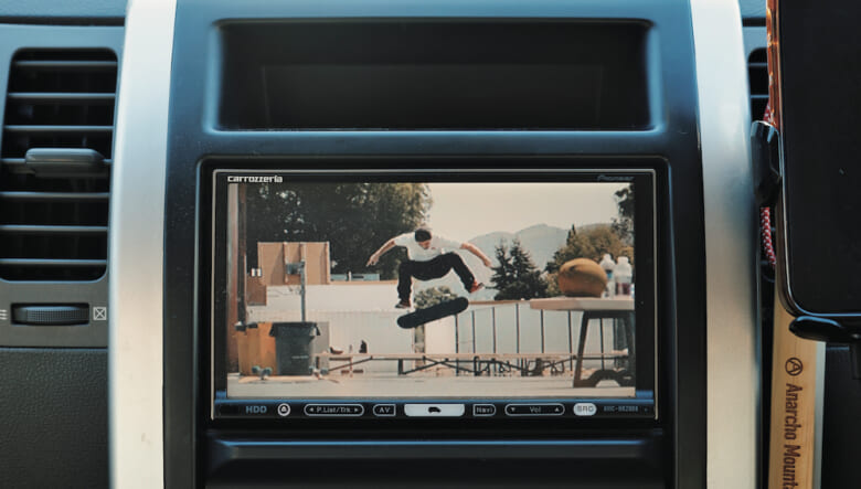 車内ではスケボーのDVDをつねに流している。「BGMの延長として楽しんでいます」。