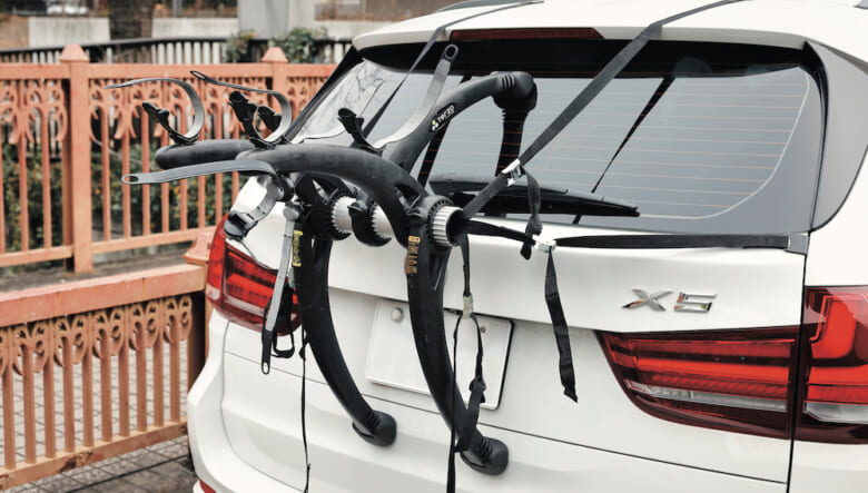 仕事でもBMXにかかわる船生さん。テルッツォの折り畳み式サイクルキャリアを常備。2台積めるスペックかつ、ベルトとフックを使う設置方法で着脱も簡単。