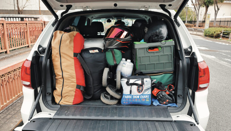 大容量のラゲッジルームにはキャンプギアを積載。リアゲートが上下に2分割され、下段を荷物置きに使えるのも便利。