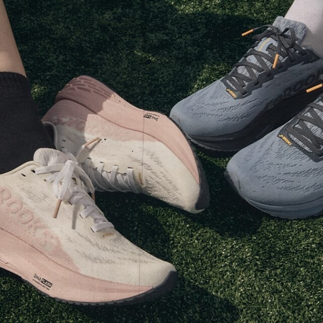 ブルックスから、2つのクッションフォームを組み合わせた“弾むような