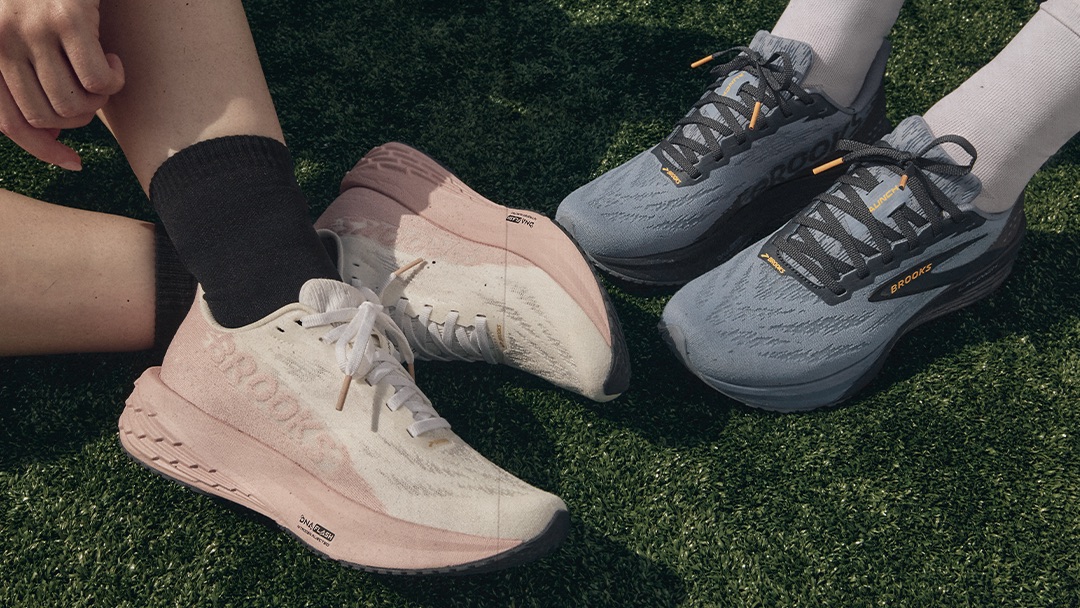 ブルックスから、2つのクッションフォームを組み合わせた“弾むような