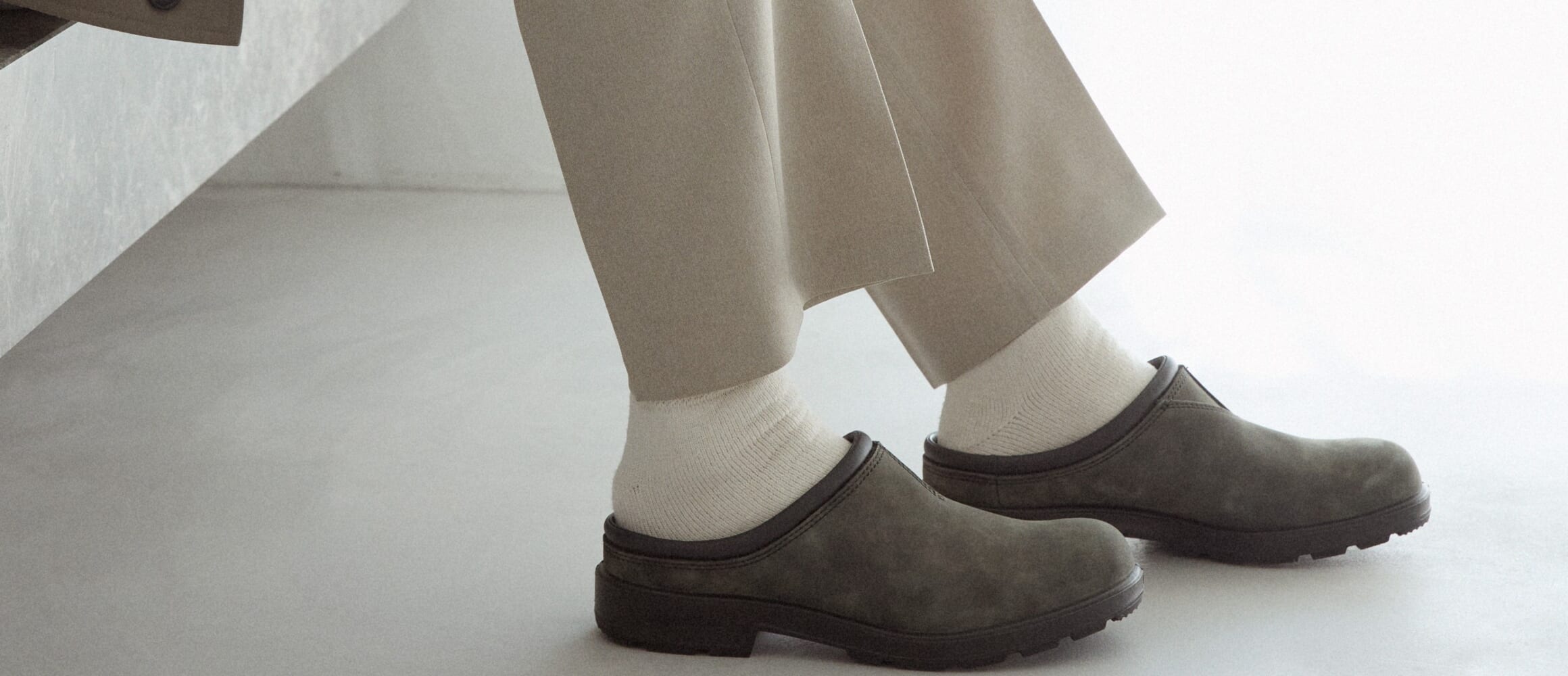 カジュアルエレガンスな「ブランドストーン」の新作レザークロッグは