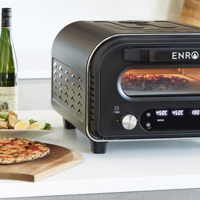 450℃ の最大火力でお店レベルのクオリティが出せる。ピザ窯専門