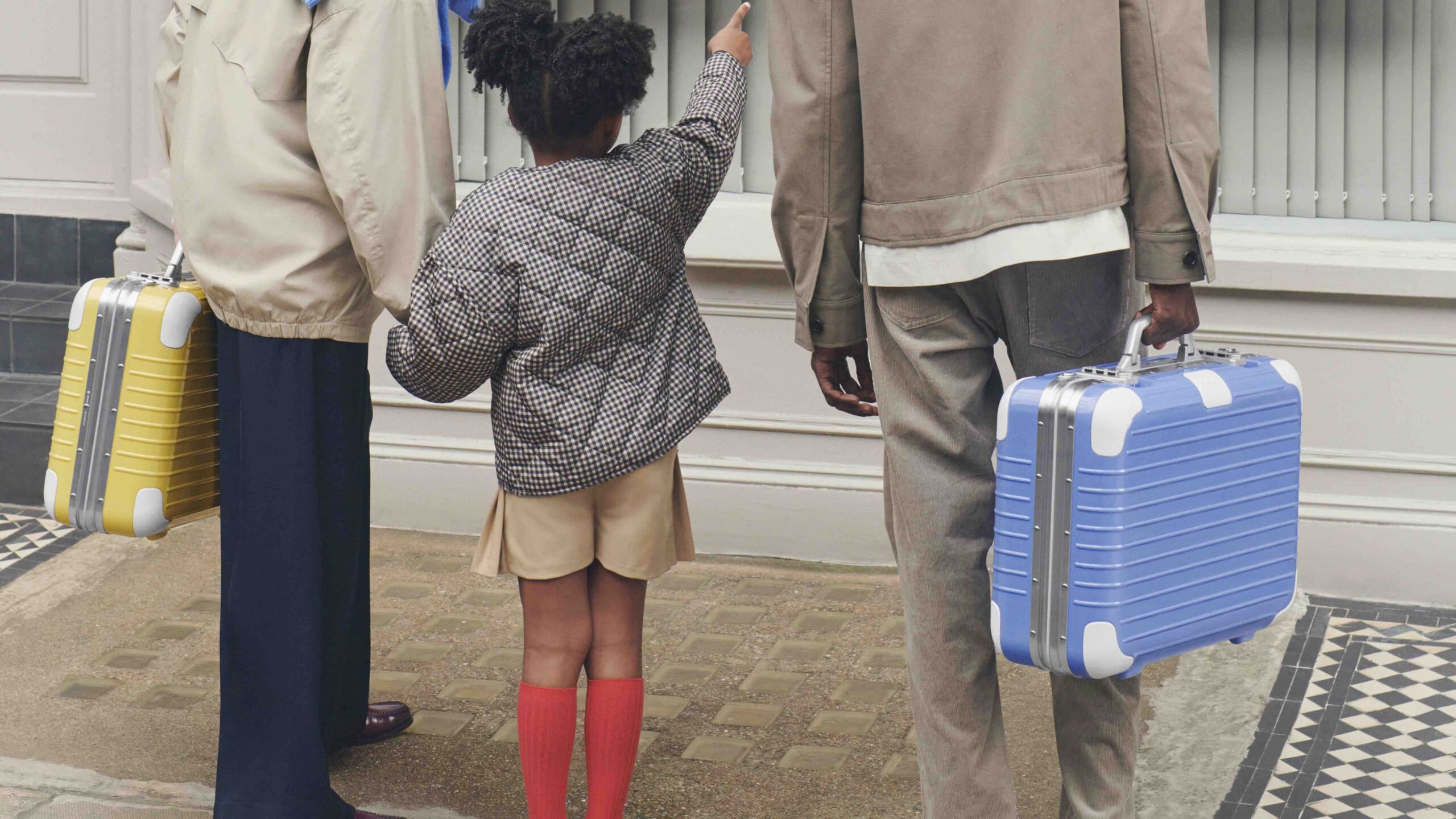 リモワから、旅が待ち遠しくなるノスタルジックな限定スーツ