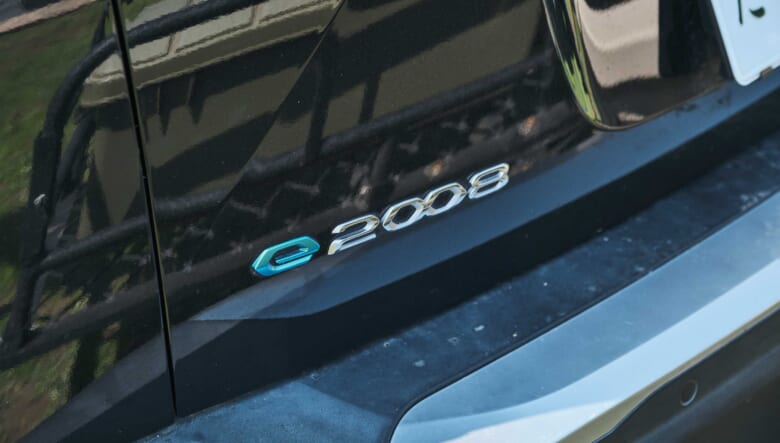 【’20 PEUGEOT e-2008】オール電化の家とともにクルマも電気自動車に。