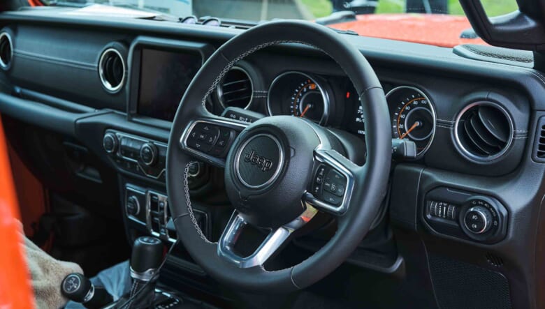 【’23 JEEP WRANGLER】自然の景色に映えるビビッドカラーが決め手。