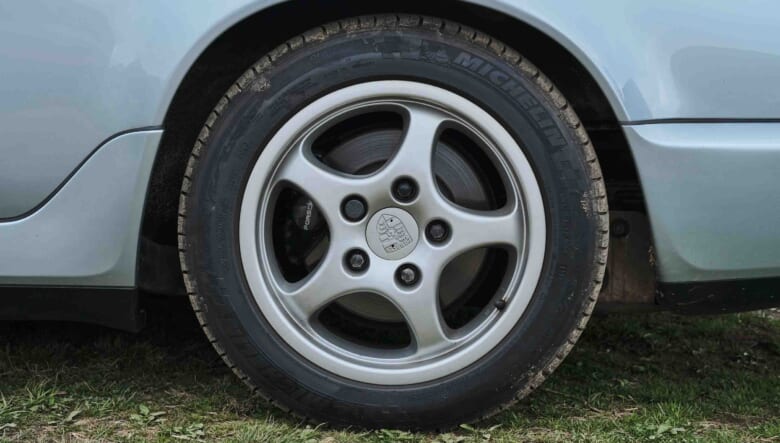 【’92 PORSCHE 911 CARRERA 2】屋根の上にギアを積んで、街からフィールドまで。