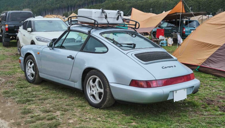 【’92 PORSCHE 911 CARRERA 2】屋根の上にギアを積んで、街からフィールドまで。