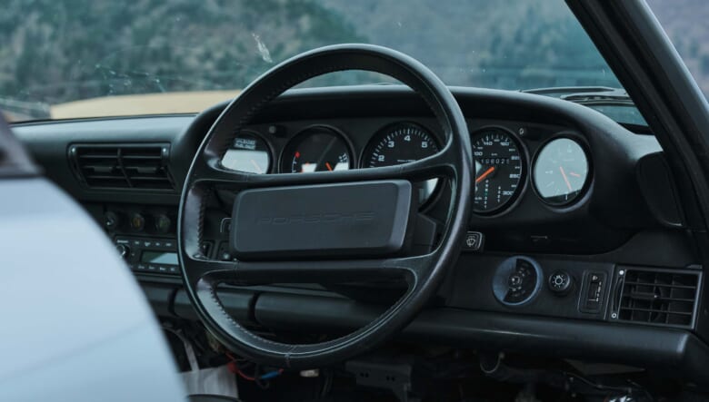 【’92 PORSCHE 911 CARRERA 2】屋根の上にギアを積んで、街からフィールドまで。
