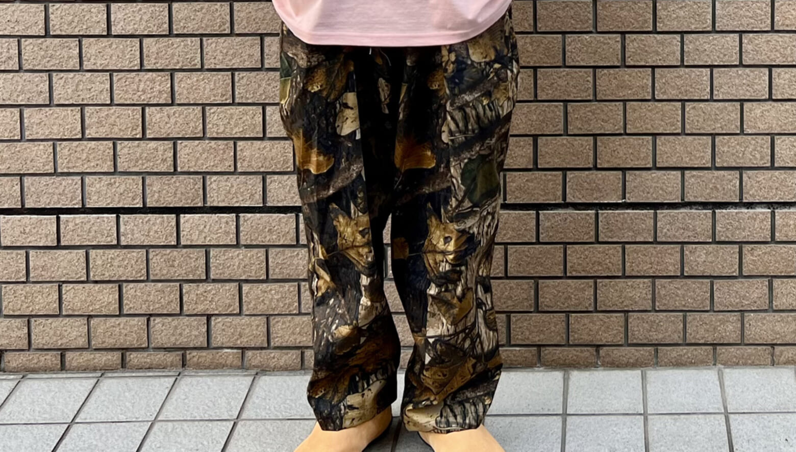 リラックスフィットの人気パンツに、迫力たっぷりのツリーカモ柄が