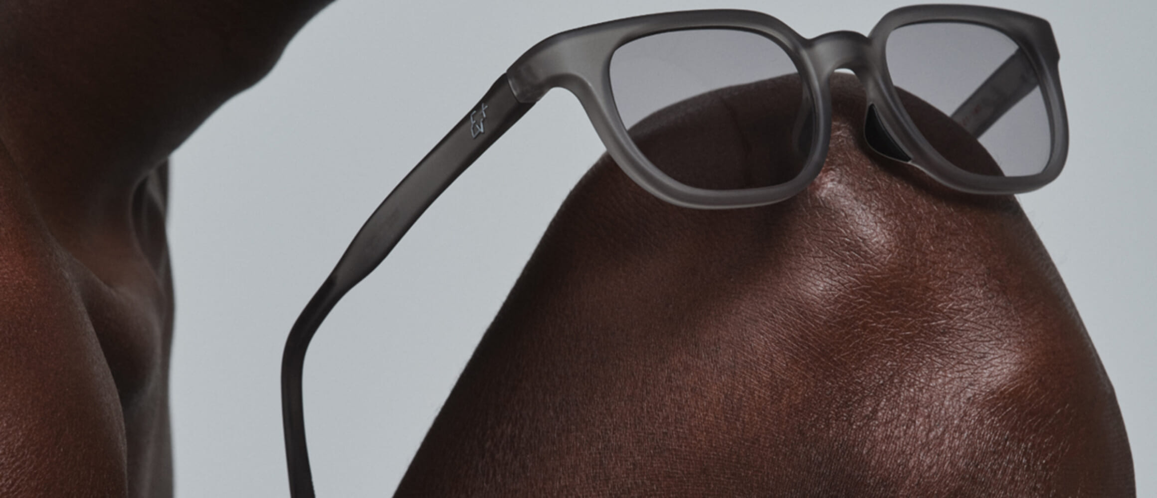 アイヴォル プラス」の最新アイウエアは、シンプル＆スマートな快適さ