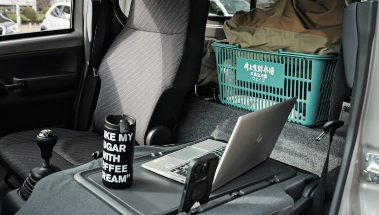 助手席はテーブルになり、座席後方のキャブスペースには荷物も置ける。