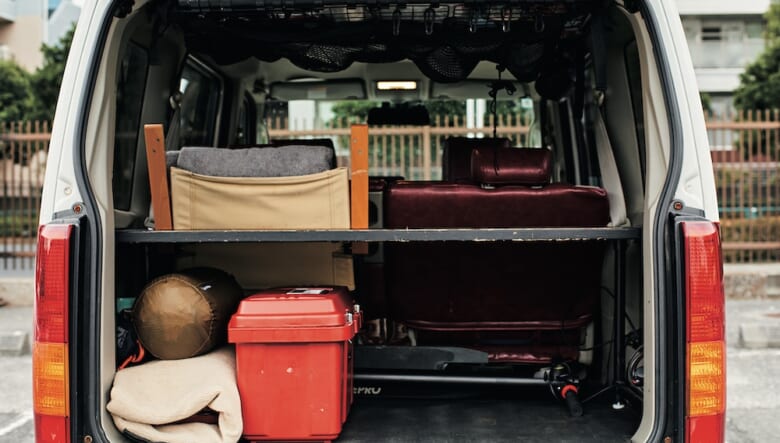 ラゲッジは縦にもスタッキングしやすいよう棚を設置。バンパーに合わせてウインカーの位置やカラーを配線から変更。