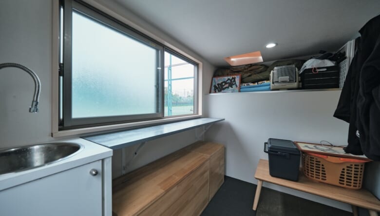 大きな窓には折りたたみ式のカウンターを設置。椅子になる木製の収納棚はキャスター付き。側面の物干しができるアームなど狭いスペースを有効的に使うためのアイデアが詰め込まれている。