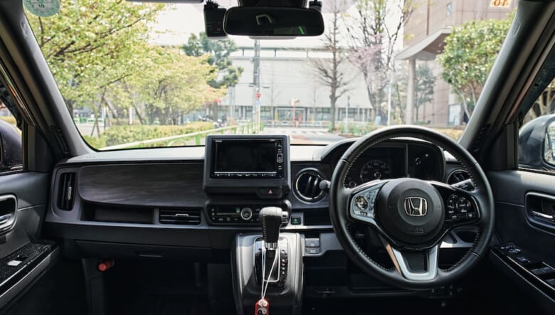 井澤さんの愛車は、充実した装備にターボを搭載するプレミアムツアラー。フロントガラスを大きく湾曲させ、ピラーを後ろ寄りに配置することで広い視界を確保。