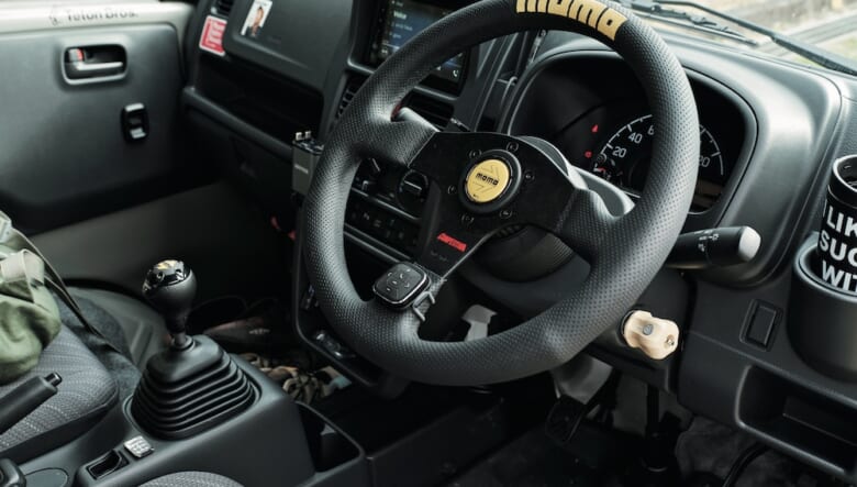 ステアリングはモモのコンペディションに、キーエンドはマックツールのグリップにカスタム。