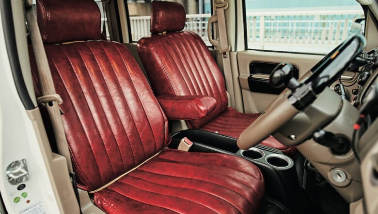 水弾きがよく汚れに強いシートカバーは全席を赤色に統一。「伸びない生地なので装着するのが大変でした……」。
