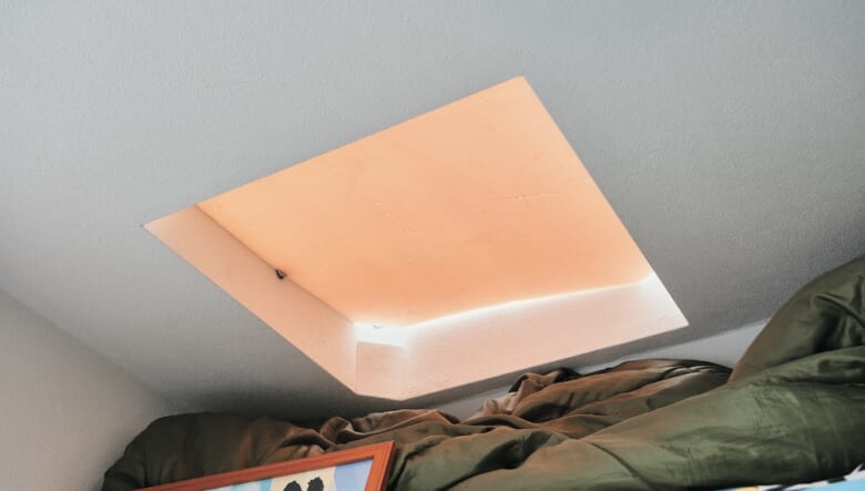 軽鉄骨のフレームなので天窓から屋上に登ることが可能。