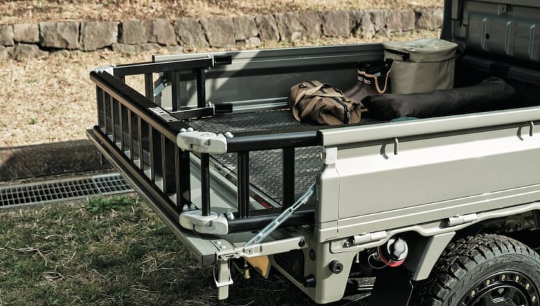 ダートフリークのトラックランプ（ラダー）は、バイク積載時に活躍。