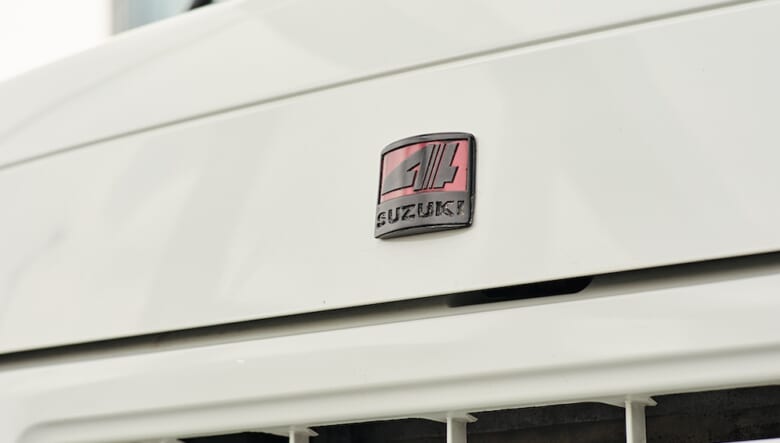 曲線の形状を活かした立体感のあるカスタムとカラーリングに合わせたエンブレムは、バイクのフェンダー用をDIY。