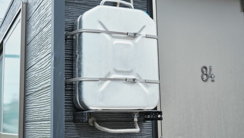 水道用タンクにはスーパーで購入した飲料水を備蓄。